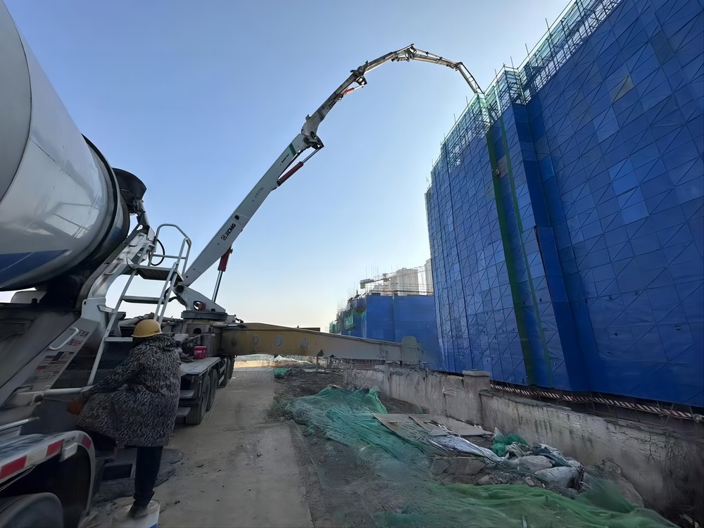 陜煤建設天工公司承建的大秦·山水逸境項目1#、2#樓工程主體結構順利封頂