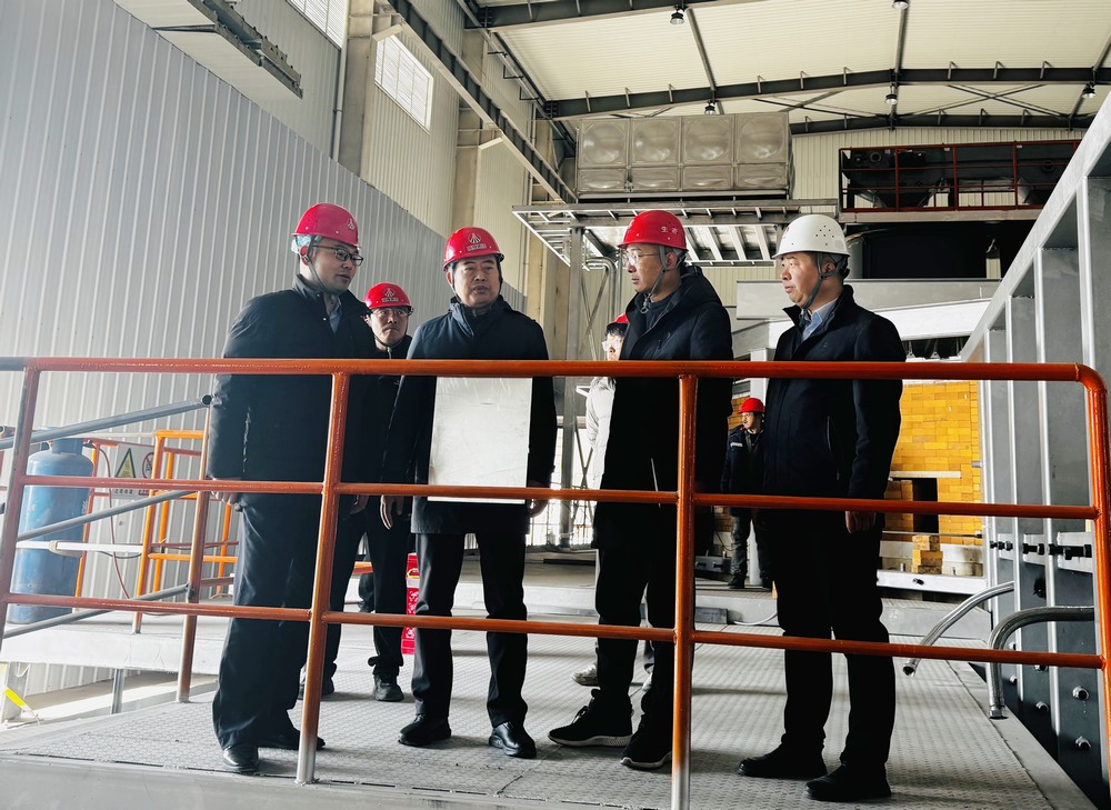 陜西建材科技集團(tuán)黨委書(shū)記、董事長(zhǎng)、總經(jīng)理周紅深入天工公司基層項(xiàng)目部進(jìn)行慰問(wèn)