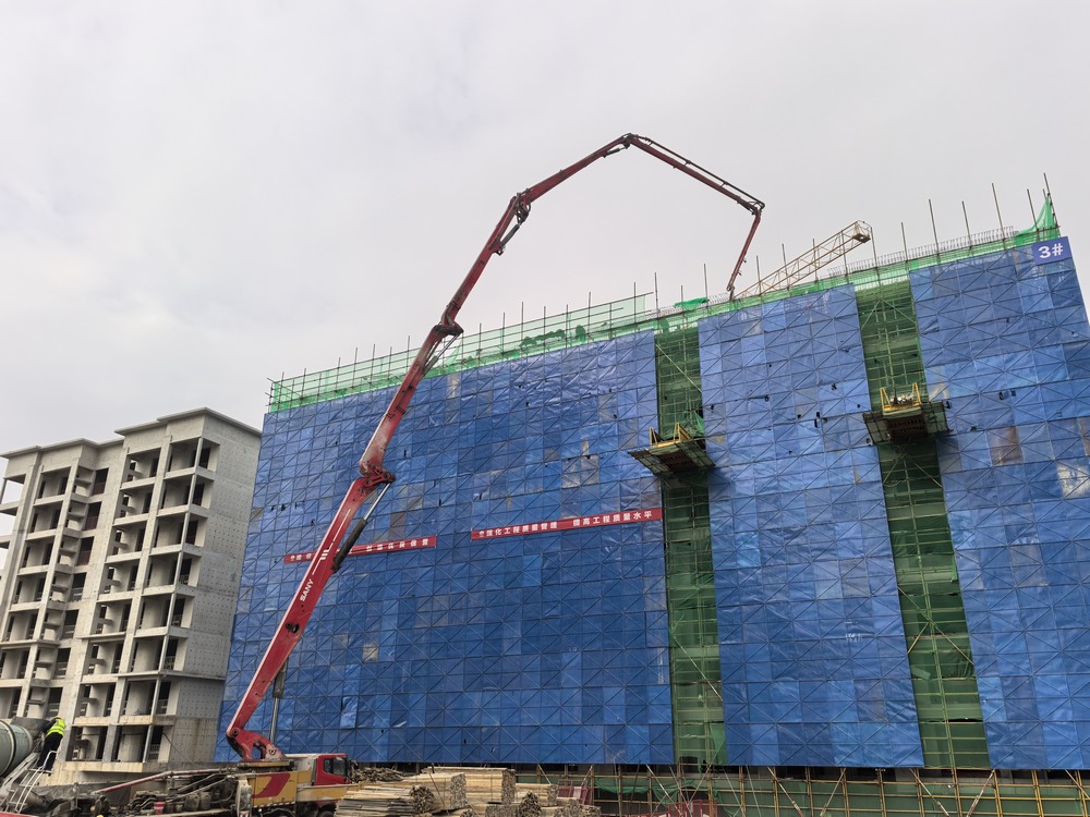 實(shí)力彰顯！陜煤建設(shè)天工公司承建的大秦·山水逸境項(xiàng)目全部工程主體結(jié)構(gòu)順利封頂