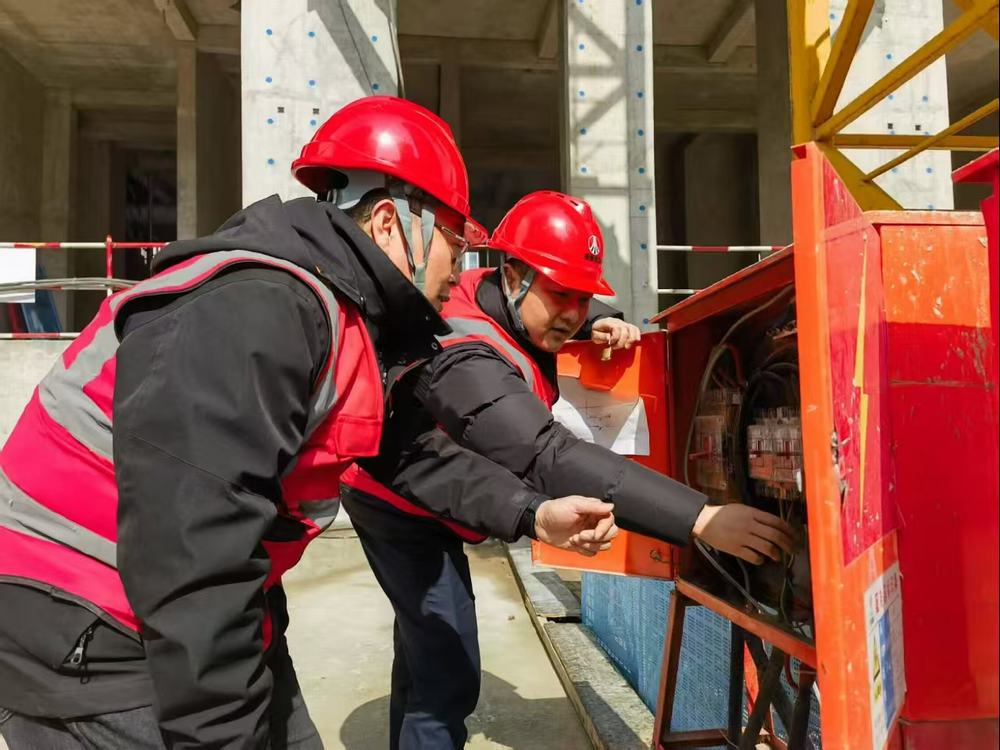 陜煤建設榆林公司榆溪圣境項目部：黨旗飄揚筑防線 先鋒護航保復工