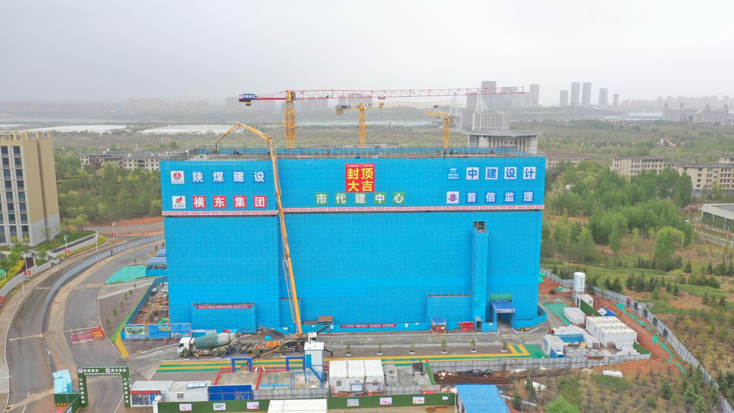 陜煤建設(shè)內(nèi)蒙古分公司：鄂爾多斯應(yīng)用技術(shù)學(xué)院實(shí)驗(yàn)樓主體結(jié)構(gòu)封頂，項(xiàng)目建設(shè)進(jìn)入新階段