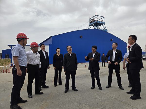 陜煤集團(tuán)總經(jīng)理趙福堂深入陜煤建設(shè)礦建二公司曹家灘副立井項目調(diào)研