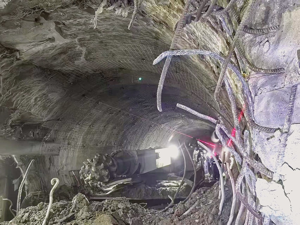 104米掘進(jìn)攻堅(jiān)！袁大灘煤礦2煤東翼帶式輸送機(jī)機(jī)頭硐室順利貫通