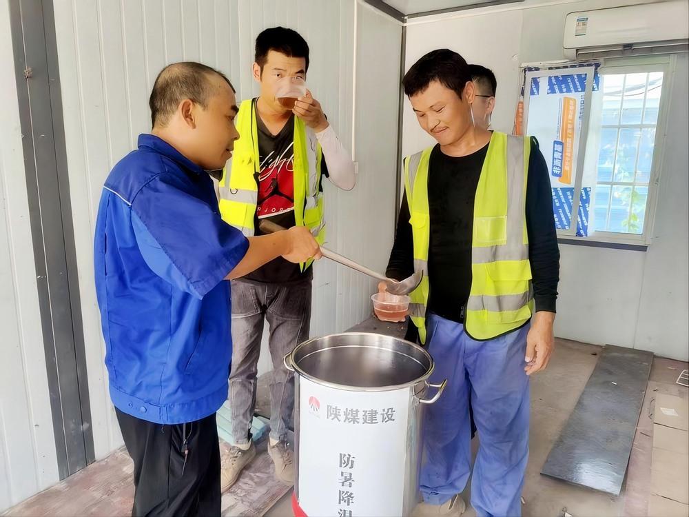 陜煤建設(shè)路橋分公司荊州項目部戰(zhàn)高溫、守安全、保進度