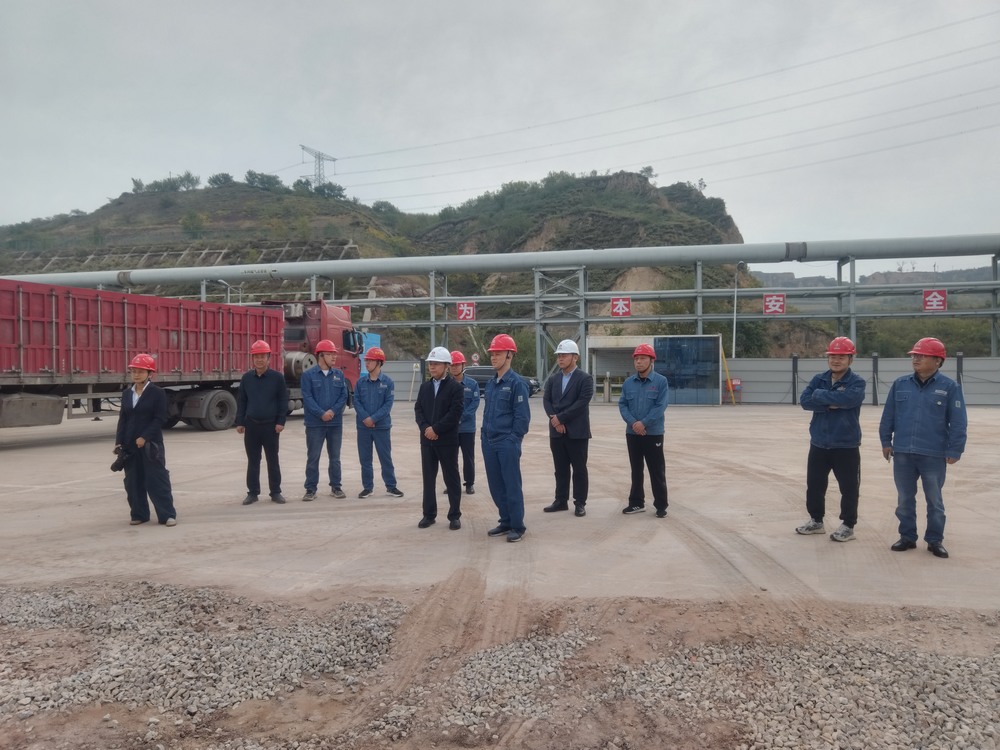 陜煤集團府谷能源開發(fā)有限公司黨委書記、 董事長李寧蒞臨陜西新元潔能有限公司電石廠電池儲能調(diào)峰項目檢查指導工作