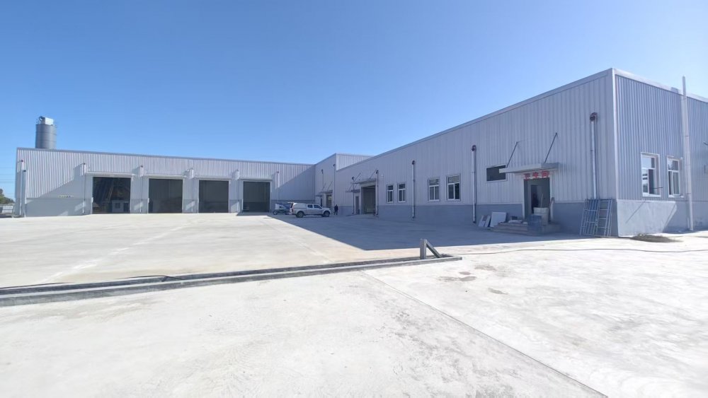 陜煤建設(shè)路橋分公司胡家河煤礦二號(hào)風(fēng)井及附屬工程膠輪車庫(kù)、材料庫(kù)、砂石料庫(kù)工程通過(guò)預(yù)驗(yàn)收