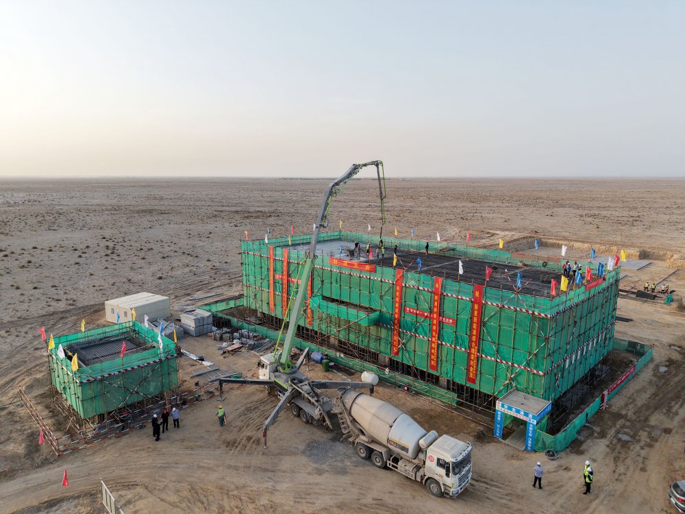 陜煤集團新疆公司兵團第十三師新星市30萬千瓦光伏發(fā)電項目升壓匯集站生產(chǎn)綜合樓、警衛(wèi)傳達室順利封頂