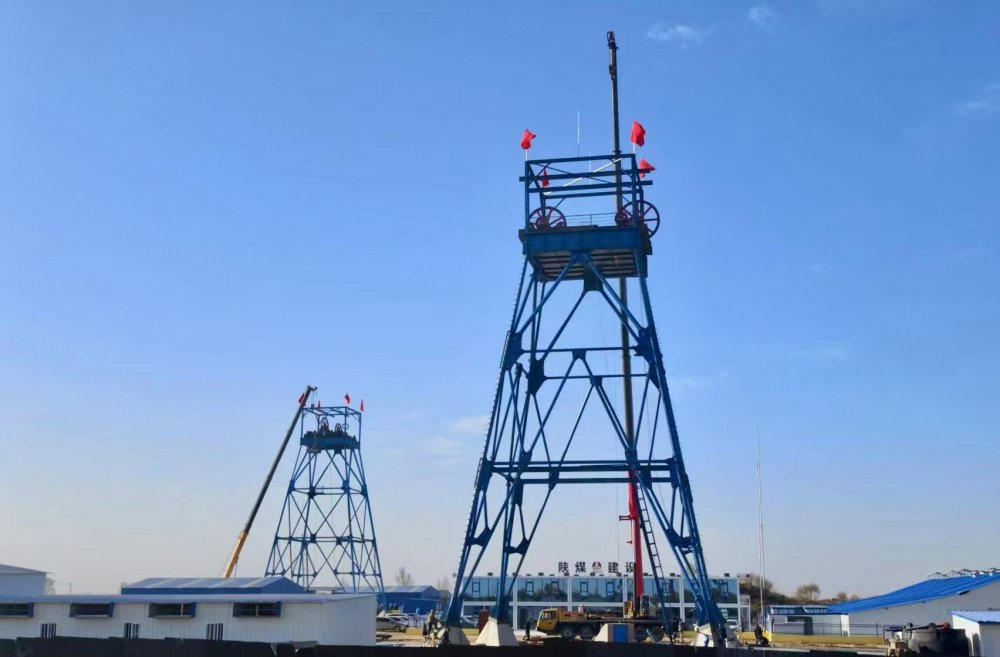 速看！陜煤建設(shè)礦建三公司又一組鑿井井架順利起吊安裝