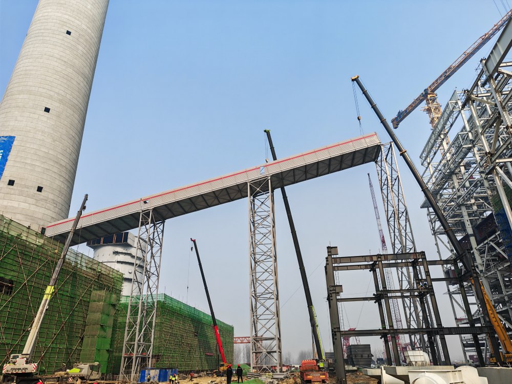 突破“空中走廊”！陜煤建設(shè)韓城分公司土建十六項(xiàng)目部承建的陜煤信陽超超臨界工程裝配式輸煤棧橋建設(shè)再傳捷報(bào)