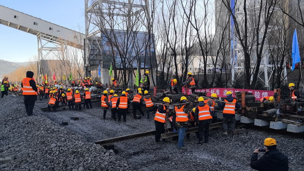 極限挑戰(zhàn)！“天窗”點(diǎn)啃下鐵路道岔施工硬骨頭